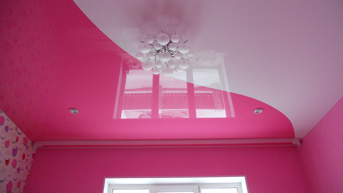 Розовые натяжные потолки
